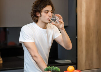 Harus Dihindari! Ini Dampak Buruk Kurang Minum Air Putih Saat Puasa