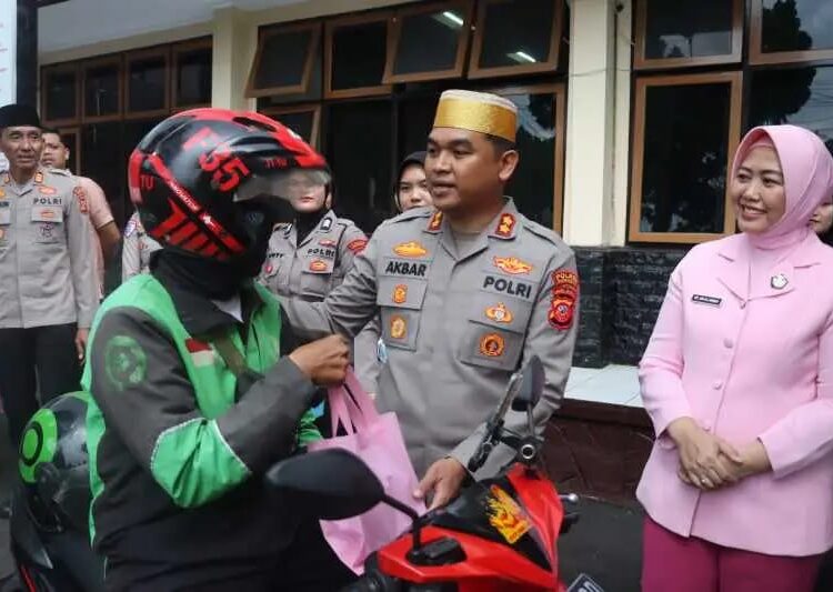 Polres Kuningan Berbagi Takjil, Dikira Pemotor Ada Razia Ranmor