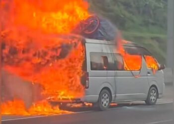 Mobil Travel  Terbakar di Tol Jakarta-Cikampek, 15 Penumpang Selamat