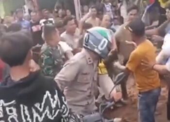 Viral, Oknum Ustaz di Karawang Digerebek Warga Saat Indehoy  dengan Istri Orang