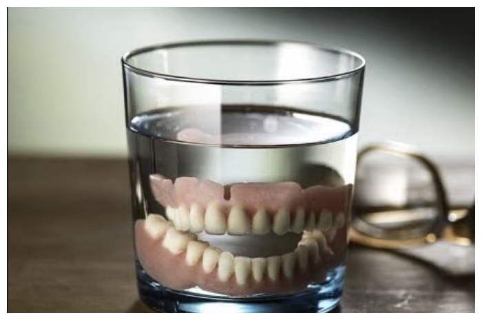 Jangan Salah, Ini Cara Membersihkan dan Merawat Gigi Palsu