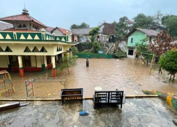 Hujan Lebat Disertai Angin Kencang, Pesantren Miftahul Jannah Cicalengka Terendam Banjir
