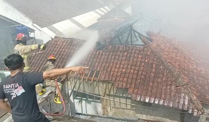 Bermain Korek Api Dekat Kasur, Rumah Ari Tirtayadi Ludes Terbakar