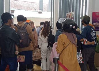 Penumpang Kereta Cikuray Masih Ramai, Arus Balik di Stasiun Garut Mulai Landai