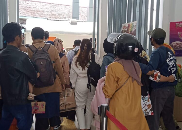 Penumpang Kereta Cikuray Masih Ramai, Arus Balik di Stasiun Garut Mulai Landai