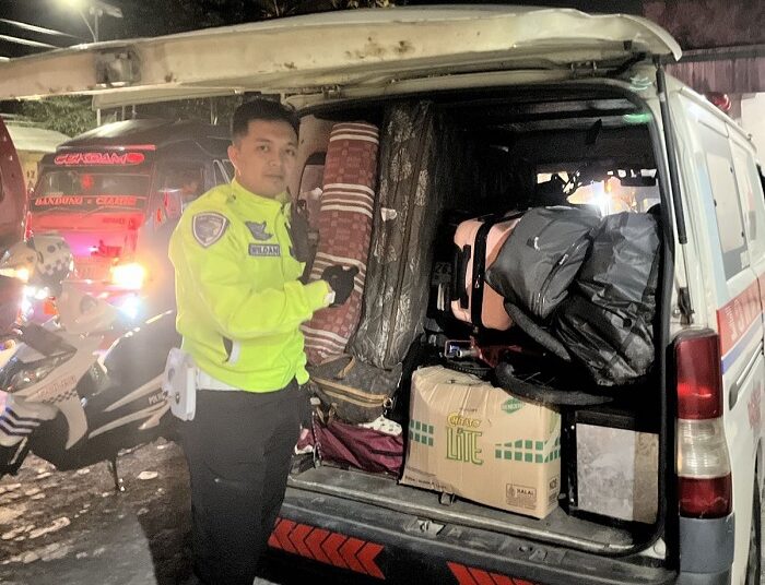 Duuhhh Ada Ambulans Bodong Angkut Pemudik, Dihentikan Polisi di Malangbong