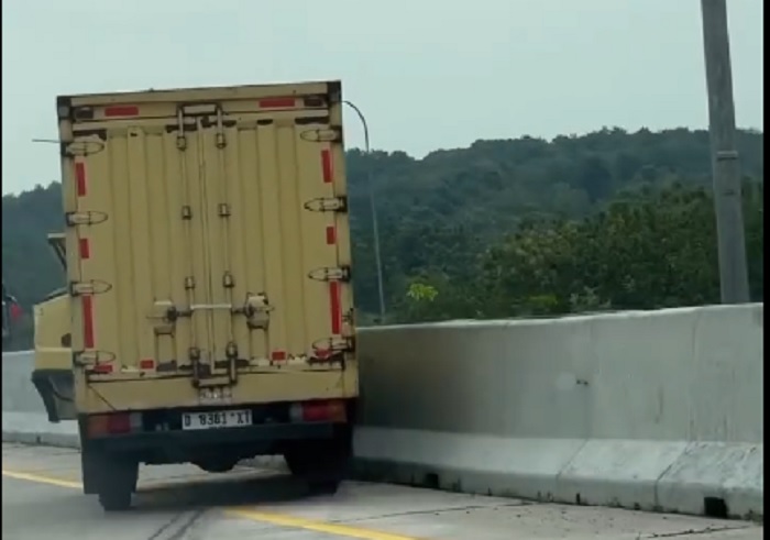 Viral, Detik-Detik Truk Box Meluncur Tak Terkendali di Tol Cisumdawu, Sopirnya Dimana?