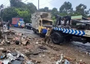 Truk Boks Angkut Telur Tabrak Warung di Subang, 1 Tewas dan 2 Luka