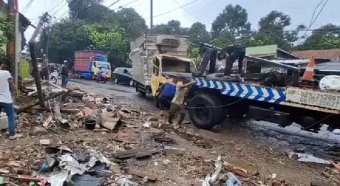 Truk Boks Angkut Telur Tabrak Warung di Subang, 1 Tewas dan 2 Luka