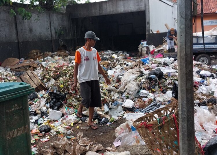 Volume Sampah di TPS Desa Pangkalan Semakin Menggunung