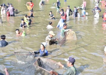 Warga Cirendang Pesta Rakyat Gobyag Lauk di Situ Ciarja