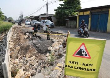 Plt Bupati Bekasi Pastikan Tiga Titik Jalan Ambles di Cibitung Segera Diperbaiki
