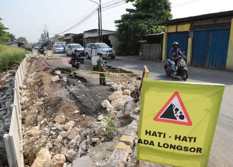 Plt Bupati Bekasi Pastikan Tiga Titik Jalan Ambles di Cibitung Segera Diperbaiki