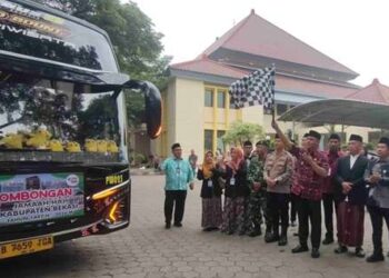 Plt Bupati Asep Surya Atmaja Lepas Kloter Perdana Jemaah Haji Kabupaten Bekasi
