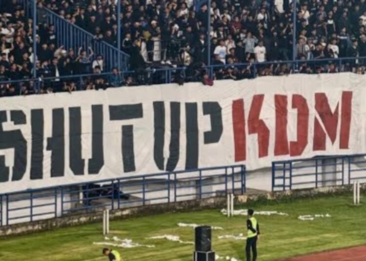 Ada Spanduk Bertuliskan “Shut Up KDM” Saat Laga Persib vs Arema FC, Viral dan Jadi Sorotan