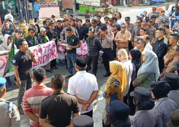 HMI Turun ke Jalan Serbu Gedung DPRD Kuningan Terkait Kasus TGR