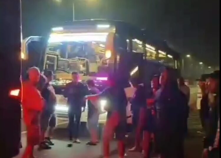 Waduh, Rombongan Bus Aremania yang Menuju Bandung Diserang Orang Tak Dikenal