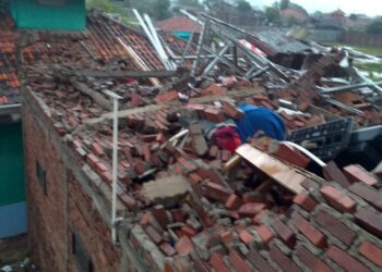 Hujan Deras dan Angin Kencang, Puluhan Rumah di Kab. Bandung Rusak, Belasan di Antaranya Ambruk