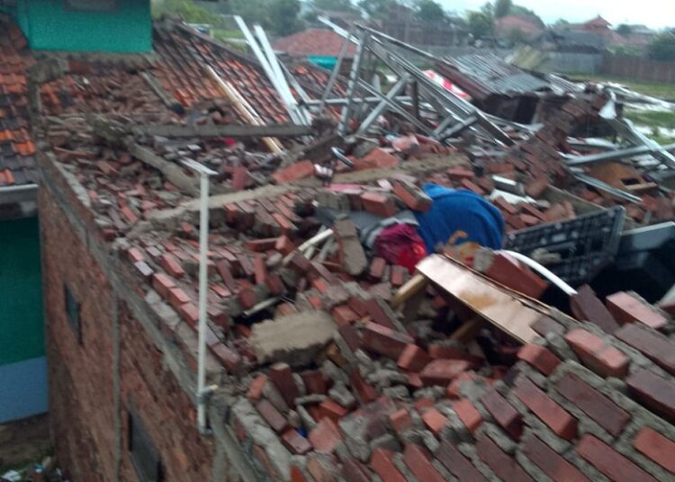 Hujan Deras dan Angin Kencang, Puluhan Rumah di Kab. Bandung Rusak, Belasan di Antaranya Ambruk
