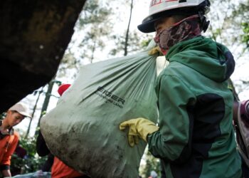 Merawat Alam dari Hulu, EIGER Adventure Land Angkat 6 Ton Sampah di Puncak Bogor