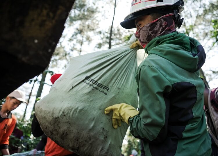 Merawat Alam dari Hulu, EIGER Adventure Land Angkat 6 Ton Sampah di Puncak Bogor
