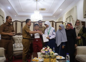 Main HP Dibatasi & Disiplin Belajar, 2 Siswa Kuningan Raih Medali Olimpiade Matematika di Australia