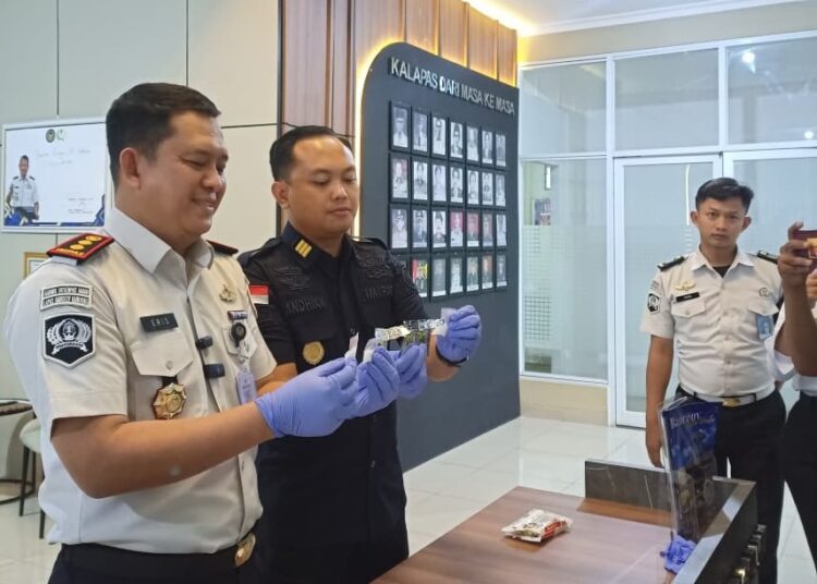 Duuhhh…RH Coba Selundupkan Sabu untuk Suaminya di Lapas Banceuy, Paket Disimpan di Bumbu Mie Instan