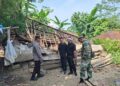 Roboh Diterjang Angin, Polsek Cibalong Gerak Cepat Salurkan Bantuan Sembako