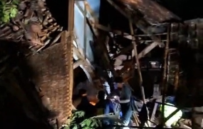 Dua Rumah Diterjang Longsor di Sumedang Selatan, 4 Warga Tertimbun, 3 Selamat, 1 Masih Dicari