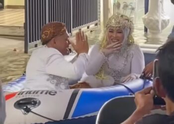 Viral, Nikah di Atas Genangan Banjir Bojongsoang Rasa Water Boom Tetap Ceria