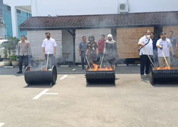Kejari Kuningan Musnahkan Ribuan Obat-obatan Terlarang, Sabu-sabu dan Ekstasi