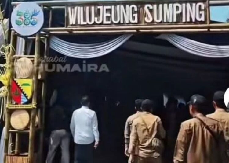 Duh, Penulisan  “Wilujeung Sumping” di Gapura Rapat Paripurna Hari Jadi Kab. Bandung Jadi Sorotan
