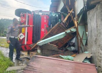 Usai Tabrak 3 Mobil dan Hantam Rumah, Truk Tangki Pertamina Terguling di Nagreg