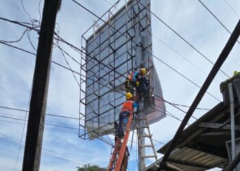 40 Menit Lawan Maut di Atas Ketinggian 10 Meter, Pria Tersengat Listrik Saat Pasang Baliho