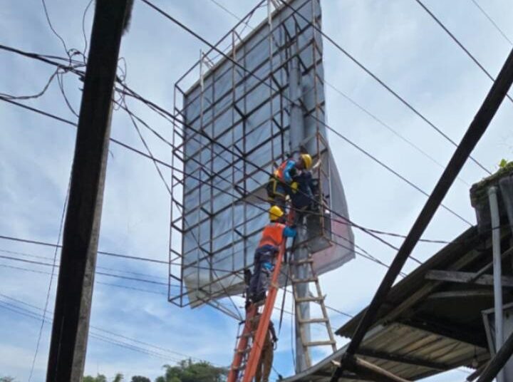 40 Menit Lawan Maut di Atas Ketinggian 10 Meter, Pria Tersengat Listrik Saat Pasang Baliho