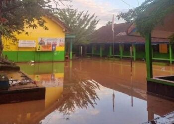 Hadeeuuh…Sungai Cikeruh Meluap, SDN 7 Rancaekek pun Diterjang Banjir