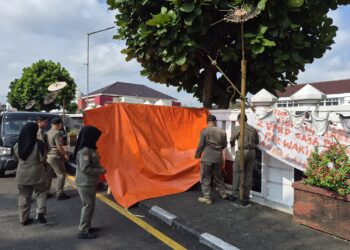 Tenda “Jemuran Celana Dalam” Dibabat Satpol-PP, KRPL Murka