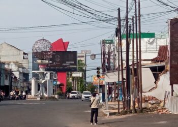 Tiang Berjejal Hingga Kabel Semrawut di Tengah Kota Akan Dibabat Habis