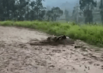 Waduh, Banjir Bercampur Lumpur Terjang Kertasari  Kab. Bandung Seret Sepeda Motor