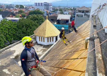 Masjid Agung Tasikmalaya Dibersihkan Pakai Teknik Vertikal, Kubah Masjid Jadi Kinclong