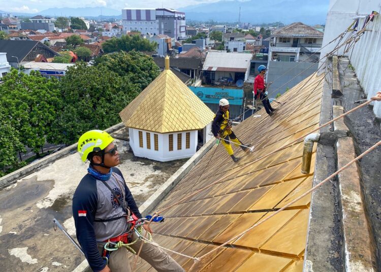 Masjid Agung Tasikmalaya Dibersihkan Pakai Teknik Vertikal, Kubah Masjid Jadi Kinclong