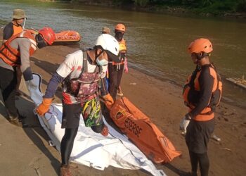 Warga yang Tenggelam di Sungai Cilamajang Akhirnya   Ditemukan Warga Dalam Keadaan Tewas