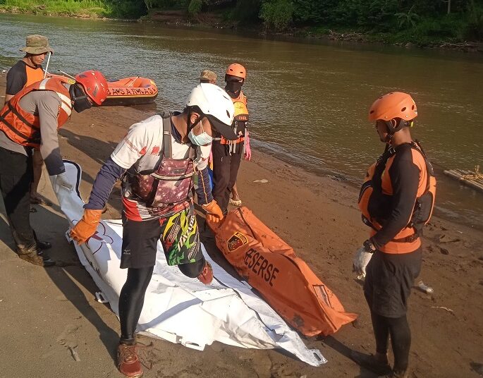 Warga yang Tenggelam di Sungai Cilamajang Akhirnya   Ditemukan Warga Dalam Keadaan Tewas