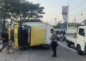 Truk Boks Tabrak Pohon dan Terguling di Jalan By Pass Cicalengka, Ini Penyebabnya