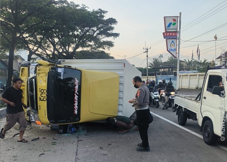 Truk Boks Tabrak Pohon dan Terguling di Jalan By Pass Cicalengka, Ini Penyebabnya