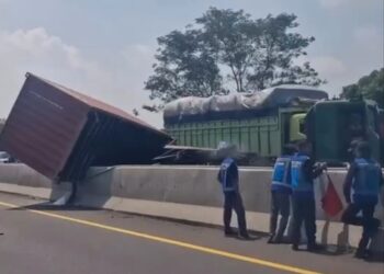 Diduga Tak Kuat Menanjak, Truk Kontainer Terguling di KM 87 Tol Purbaleunyi dan Timpa Pembatas Jalan