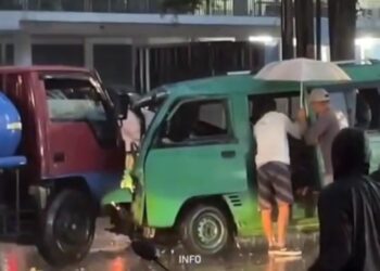 Angkot “Adu Banteng” dengan Truk Tangki Air di Cipadung, Sopir Angkot Terjepit