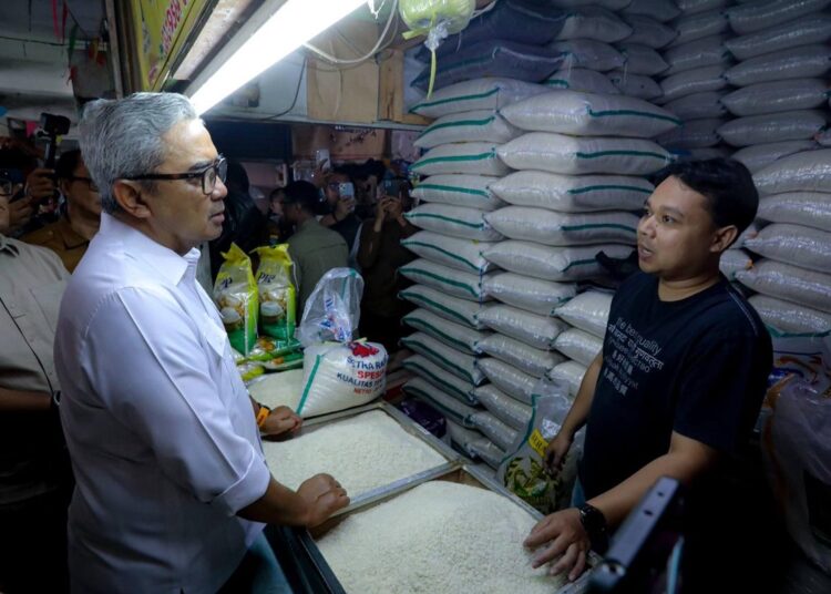 Farhan Cek Minyak Goreng  di Pasar Sederhana
