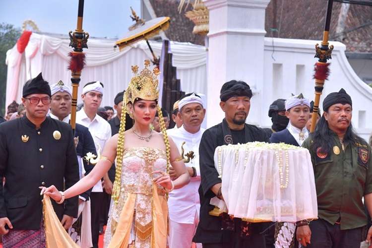 Gubernur KDM Antar Mahkota Binokasih Kembali ke Museum Prabu Gesan Ulun 1 Gubernur KDM Antar Mahkota Binokasih Kembali ke Museum Prabu Gesan Ulun
