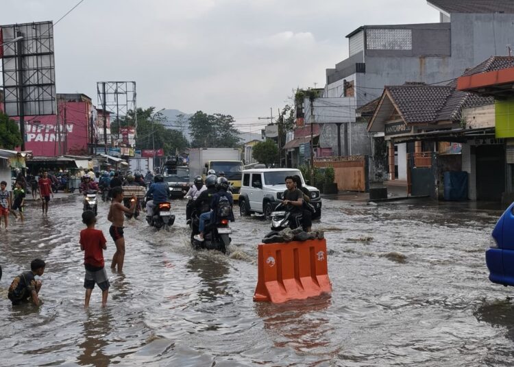 Banjir Kembali Terjang Dayeuhkolot, Jalan Raya Sempat Terputus, 51 Jiwa Diungsikan 1 Banjir Kembali Terjang Dayeuhkolot, Jalan Raya Sempat Terputus, 51 Jiwa Diungsikan